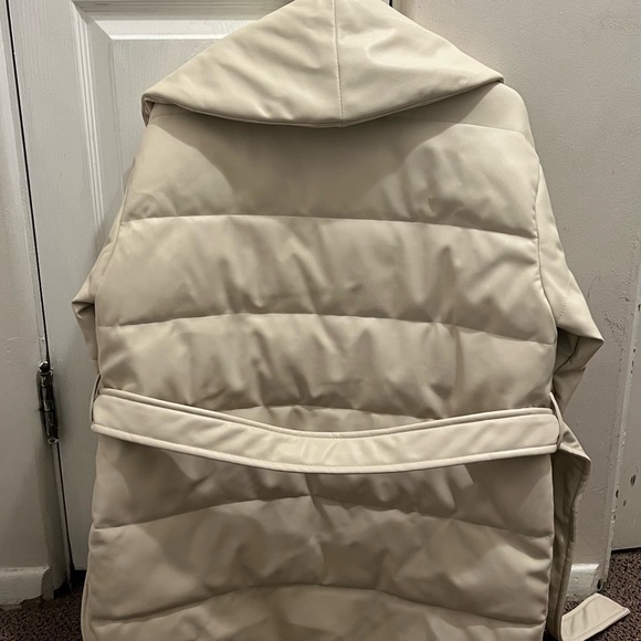 Brand new Stradivarius padded jacket. Size XS. - Picture 2 of 3